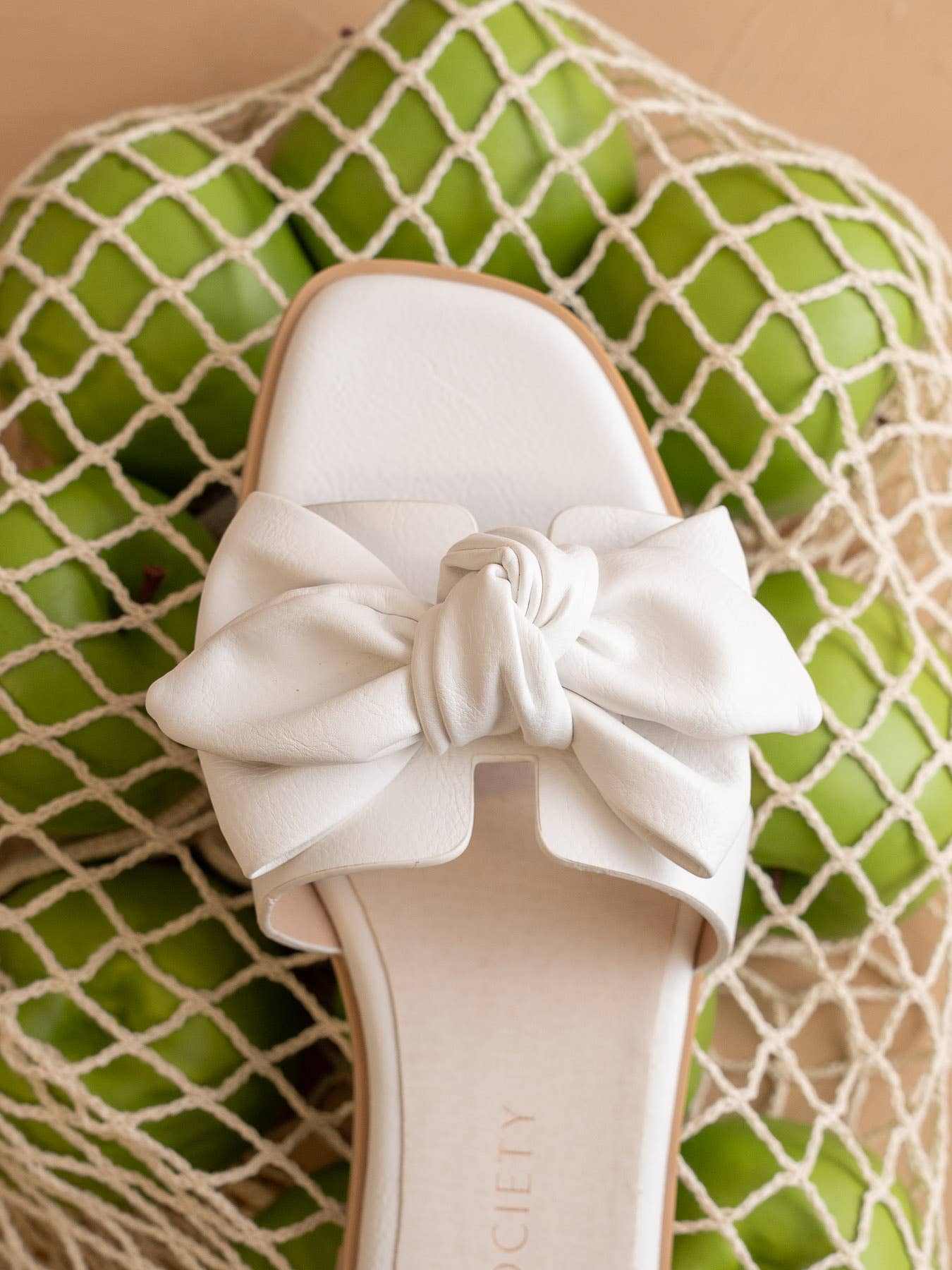 The Ginny | White Textured Bow Slide