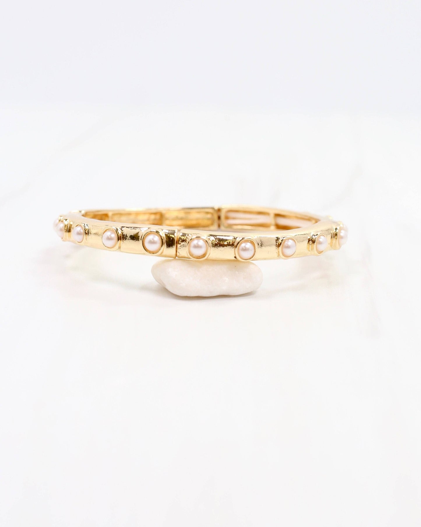 Caroline Hill - Kennedy Pearl Stretch Bracelet Gold