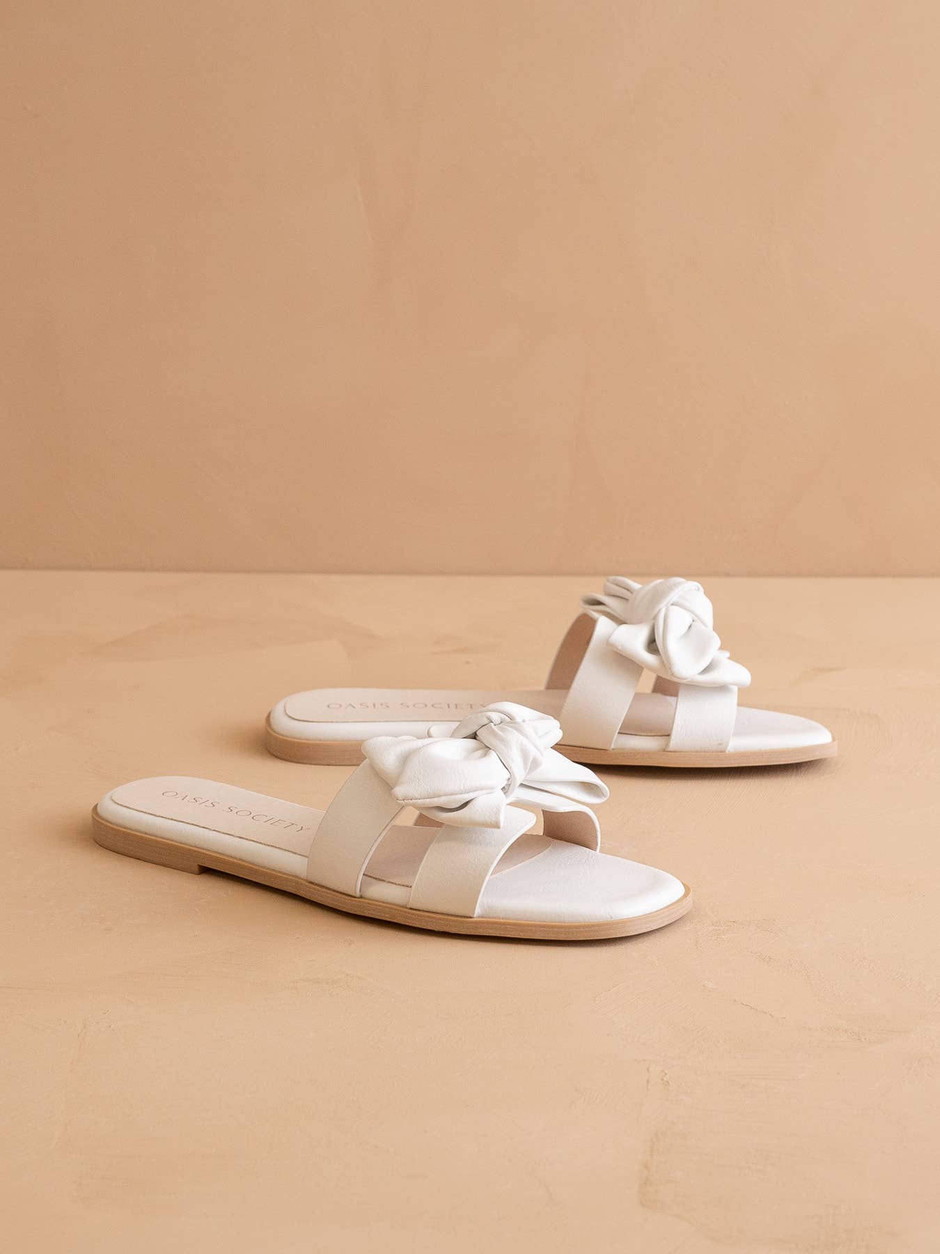 The Ginny | White Textured Bow Slide