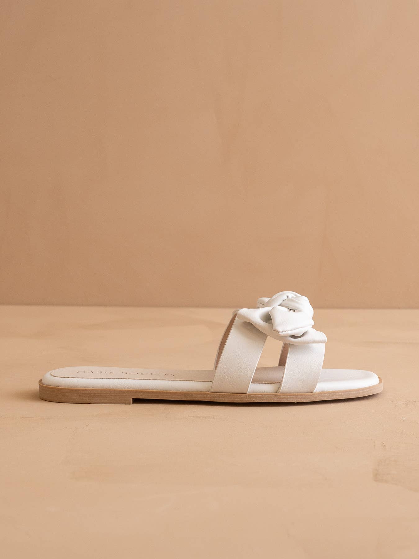 The Ginny | White Textured Bow Slide